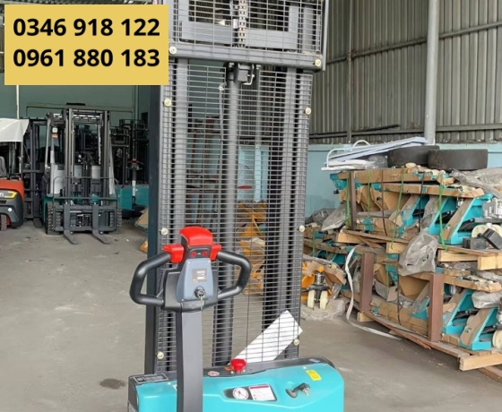 Xe nâng bán tự động